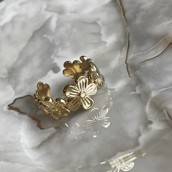 n e w | gold flower ring - Picture 2 of 5